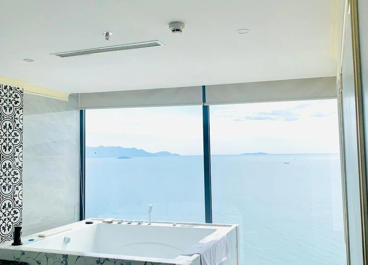 La Vague Hotel Να Τρανγκ 4*,  Βιετνάμ