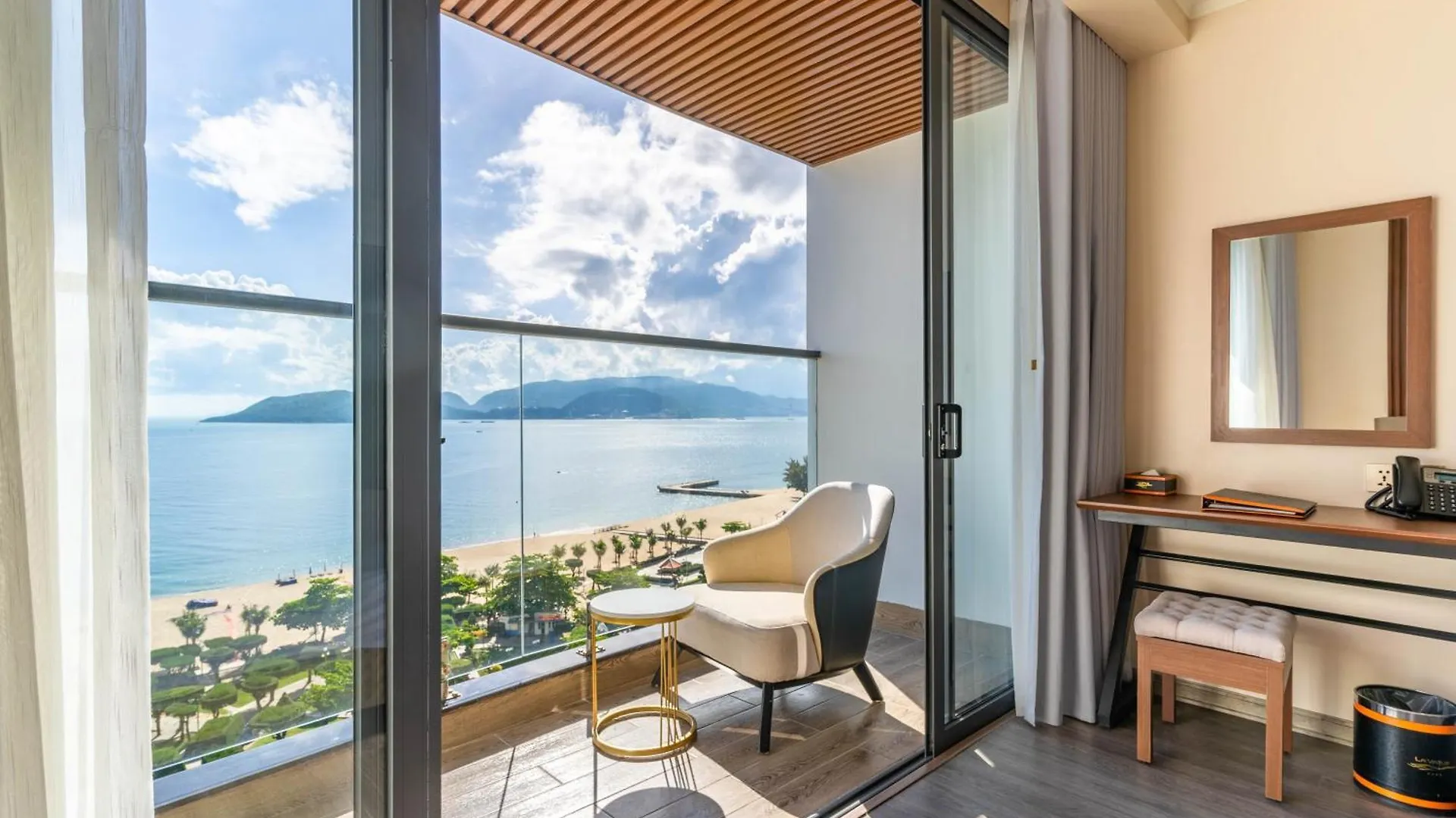 La Vague Hotel Nha Trang 4*,